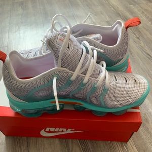 nike air vapormax plus aurora cosmic clay